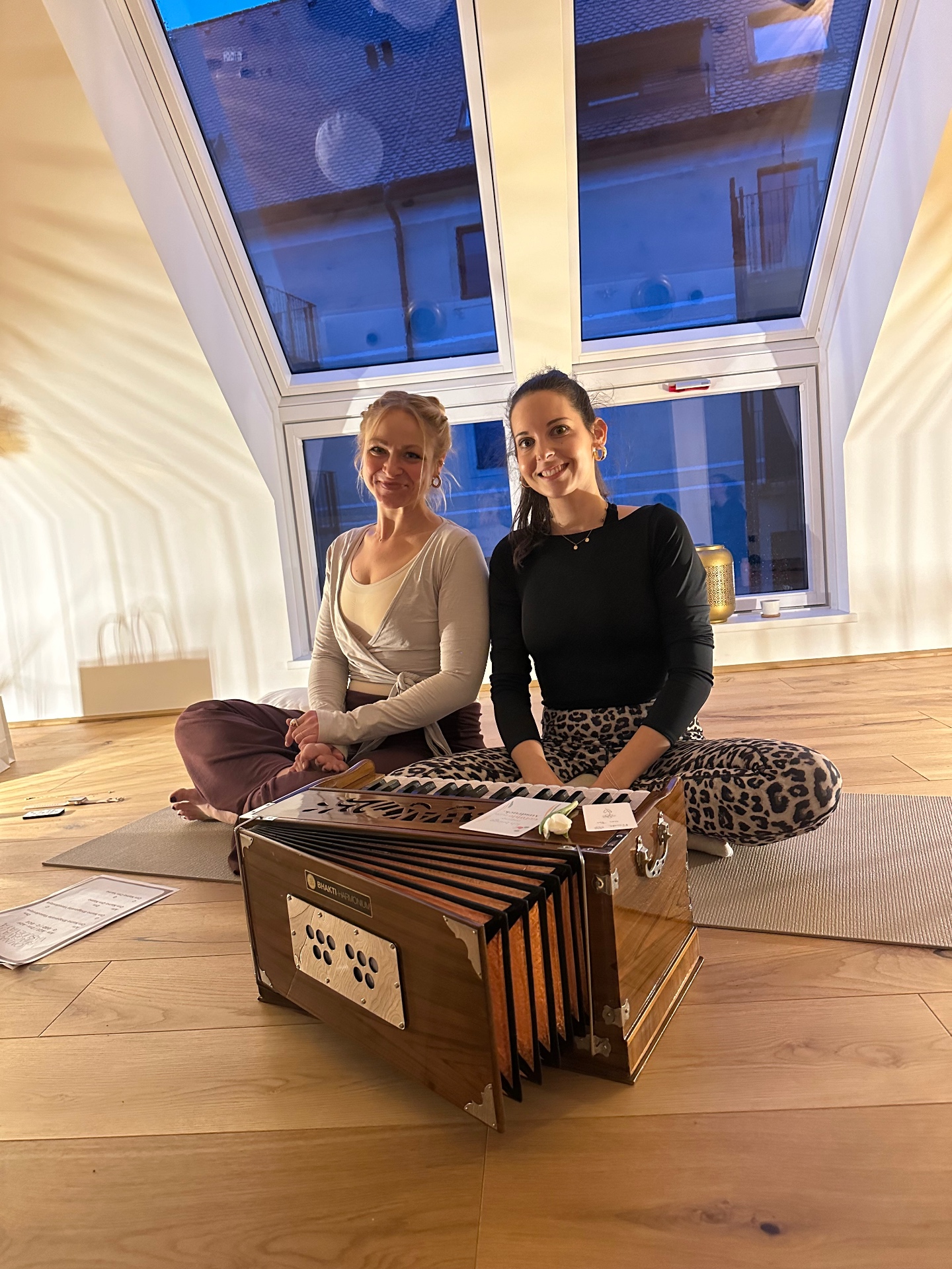 Kerstin und Hanna gemeinsam mit einem Harmonium im Yogaraum